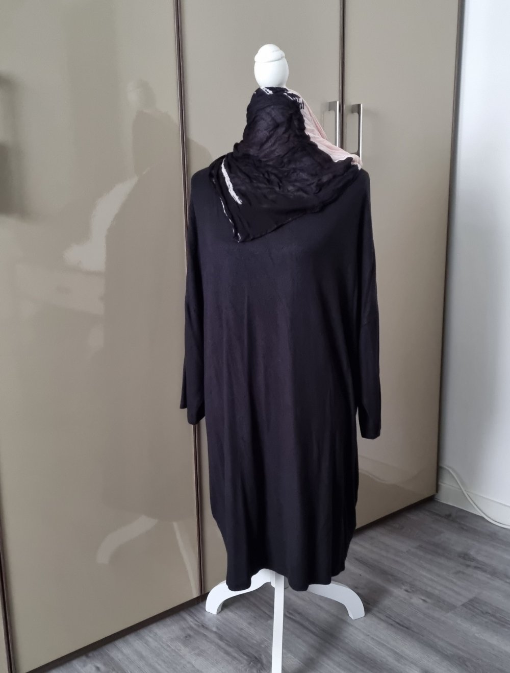 schwarzes Longshirt mit Taschen