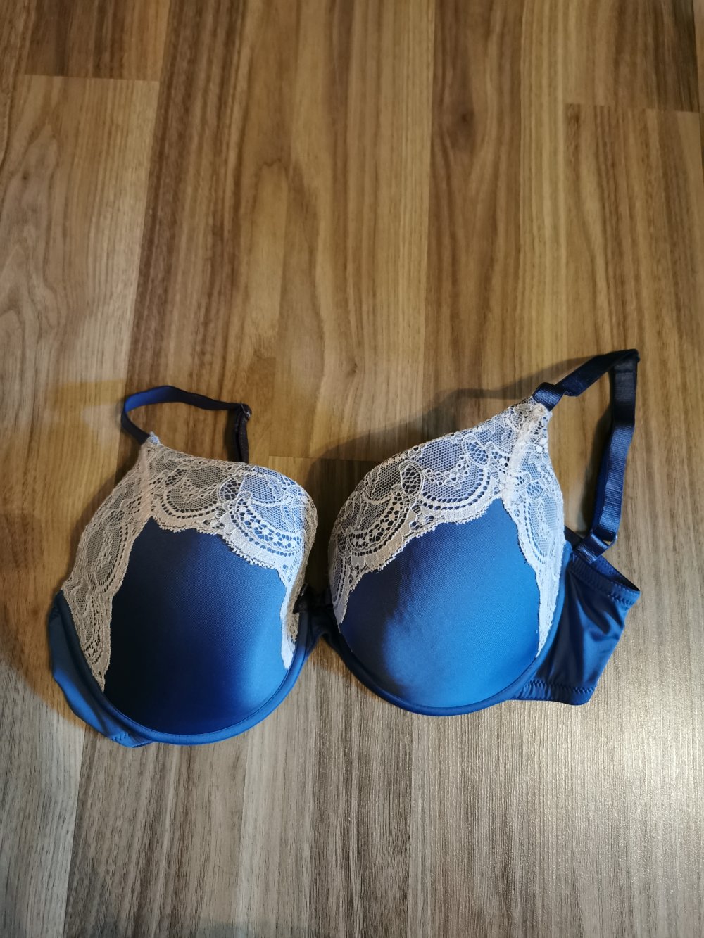 Blauer BH mit Spitze von Hunkemöller 