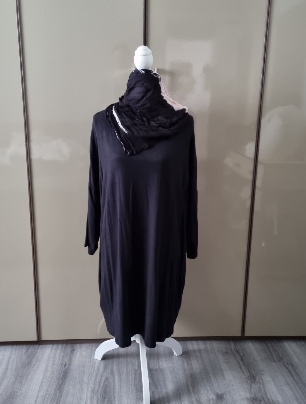 schwarzes Longshirt mit Taschen