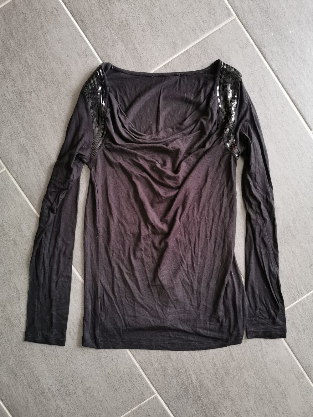 Schwarzes Shirt mit Pailetten 