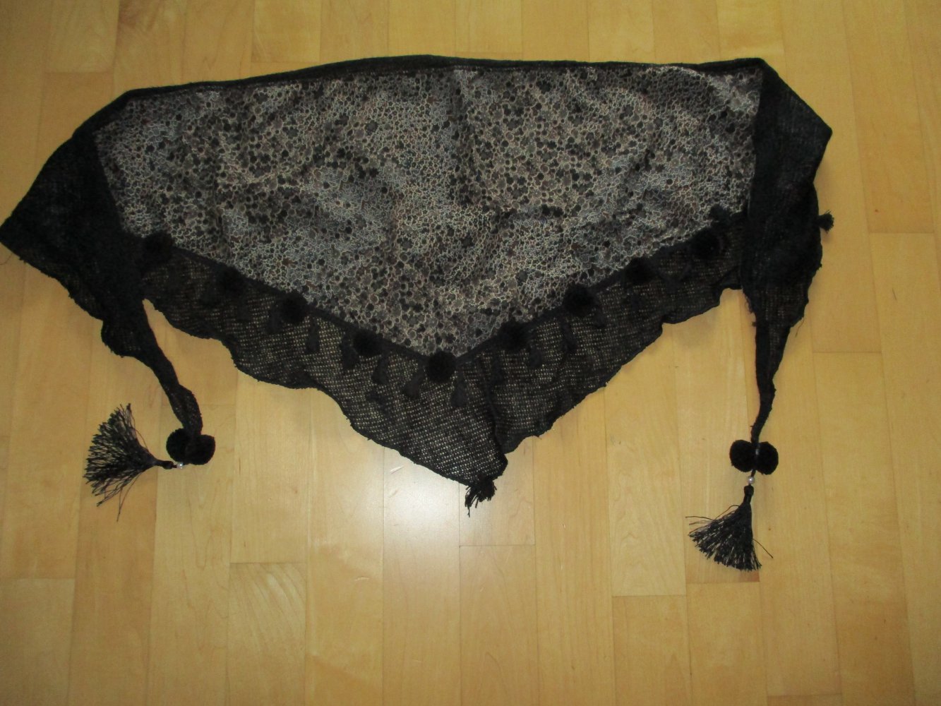 Tolles dreieckiges Tuch mit Bommeln