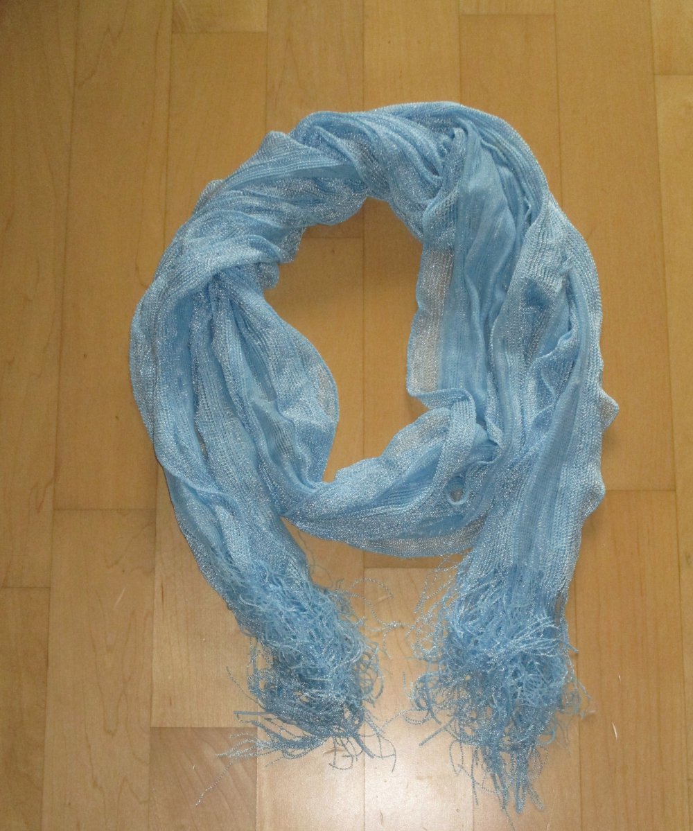 Hellblauer Schal volant