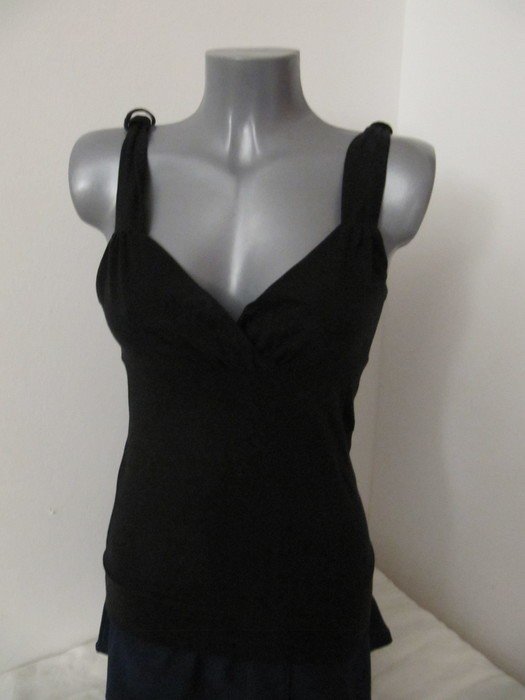 Schwarzes Top mit tiefem Ausschnitt