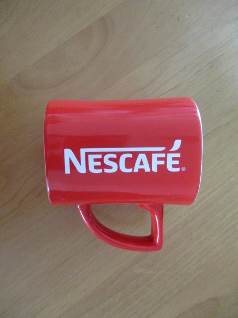 Sammeltasse Nescafe rot mit Motiv Künstler Tasse Muster