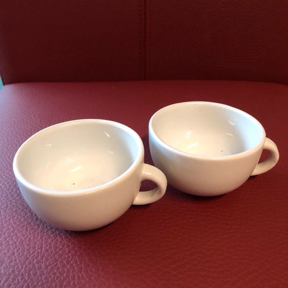 2 kleine weiße (Tee-) Tassen