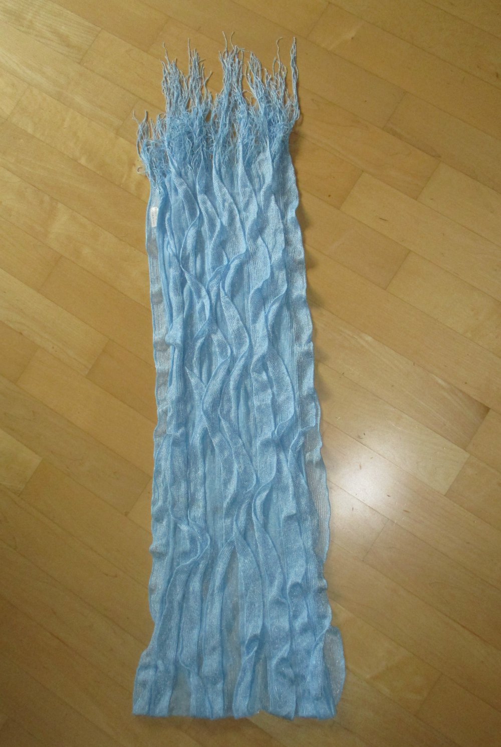 Hellblauer Schal volant