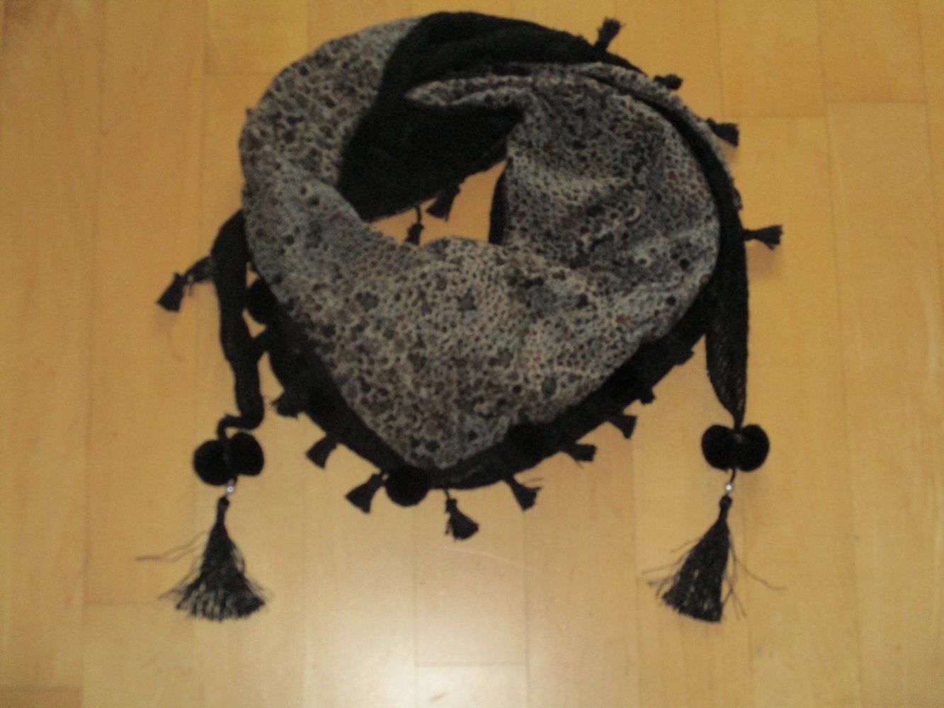 Tolles dreieckiges Tuch mit Bommeln