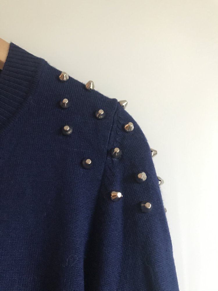 Blauer Pulli mit Nieten an Schultern