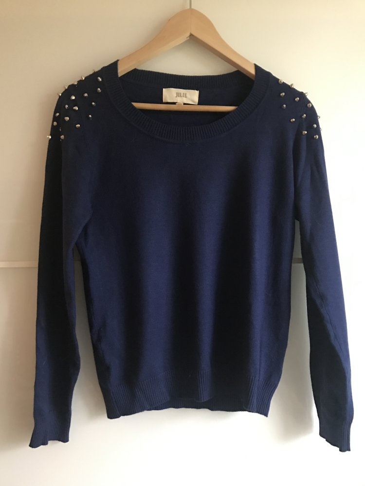 Blauer Pulli mit Nieten an Schultern