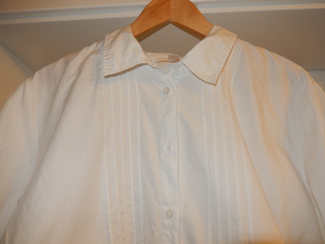 Weiße Hemdbluse mit Biesen