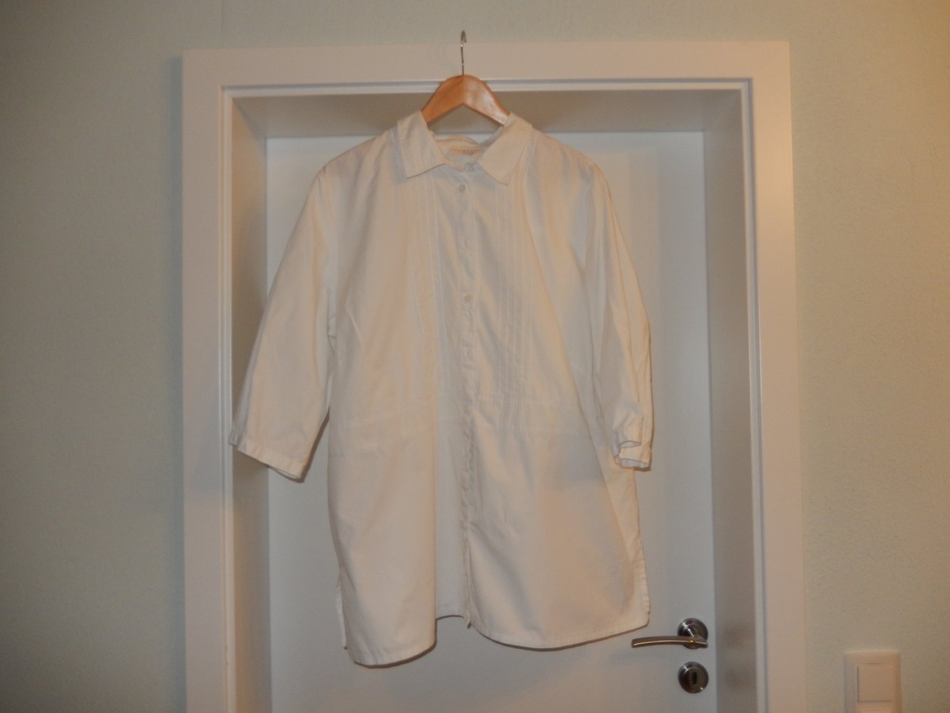 Weiße Hemdbluse mit Biesen