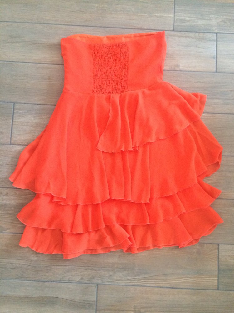 Orangefarbenes, trägerloses Sommerkleid