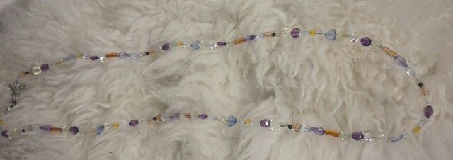 lange Kette mit bunten Steinen