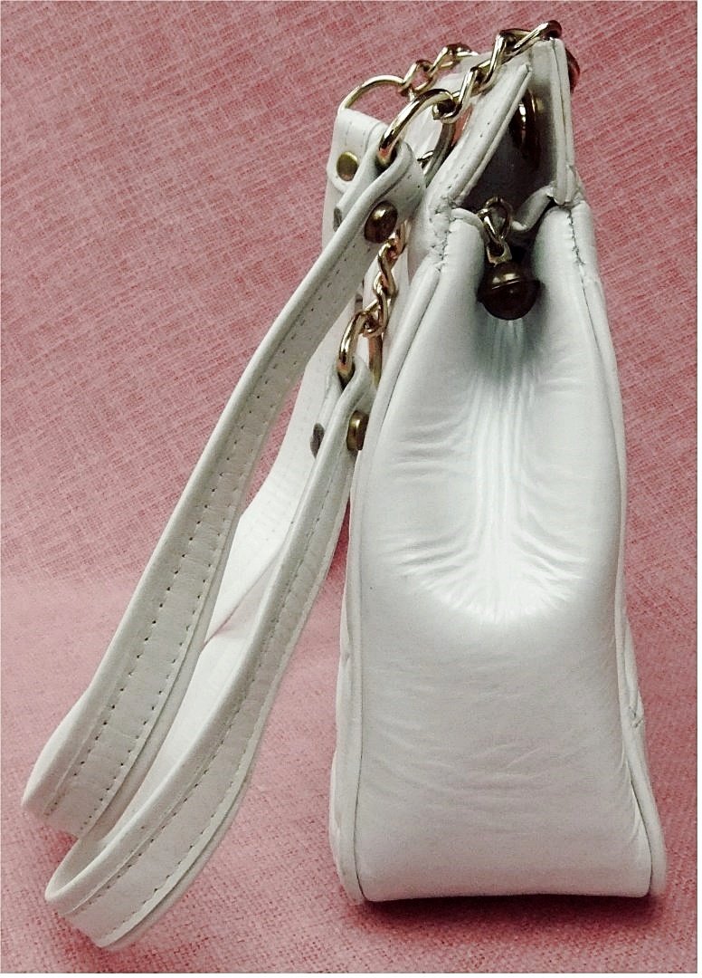 Vintage Leder-Handtasche aus den 1970er Jahren - weiß mit goldfarbigen Beschlägen