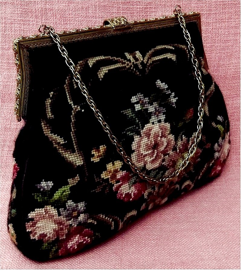 Gobelin Damentasche mit verzierter Messing-Verschlußleiste - Gobelin schwarz mit farbigem Blumenmotiv