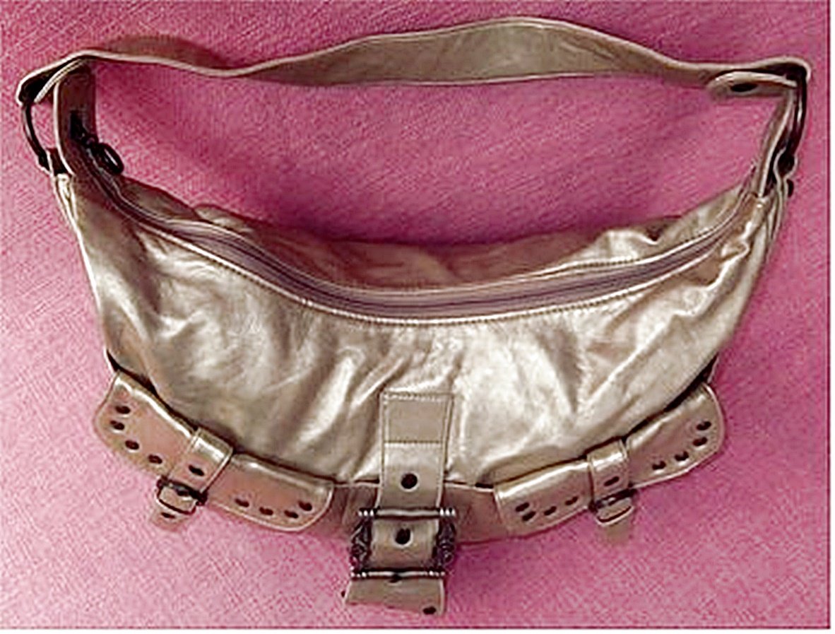 Damen-Handtasche hell goldfarbig - Mit vorderen Nieten- / Gurt-Applikationen - Aus Syntetik