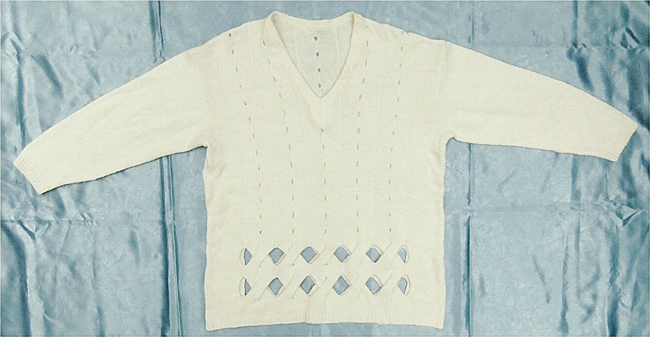 Pullover mit Lochlinien und geflechtete Rhomben-Ausschnitte im Unterbereich - Größe 44/46  