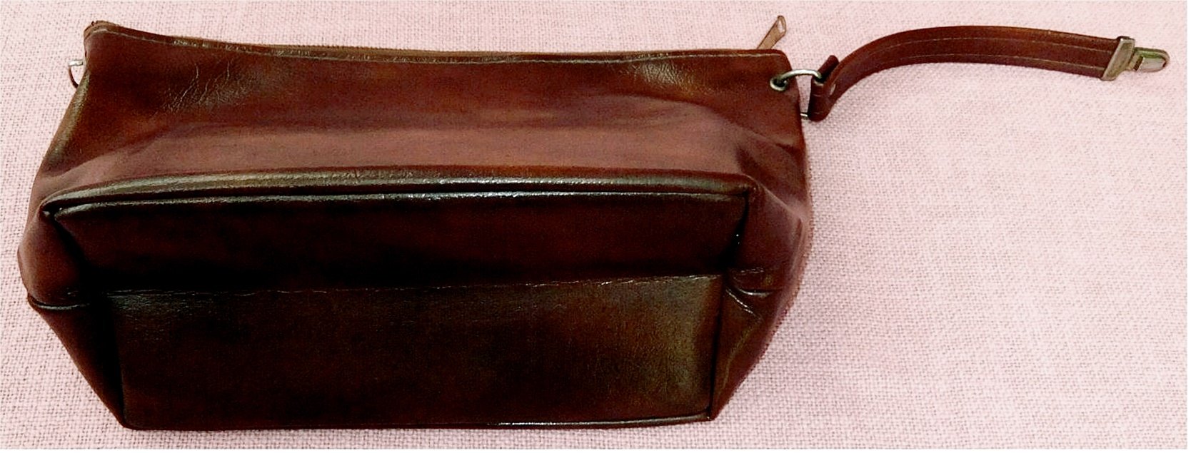 unbenutzter Kulturbeutel in braun - Kunstlederbezug  - Mit Schnappverschluß