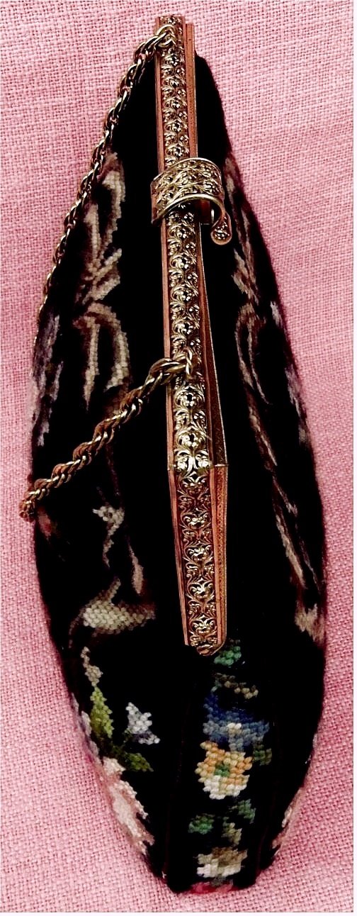 Gobelin Damentasche mit verzierter Messing-Verschlußleiste - Gobelin schwarz mit farbigem Blumenmotiv