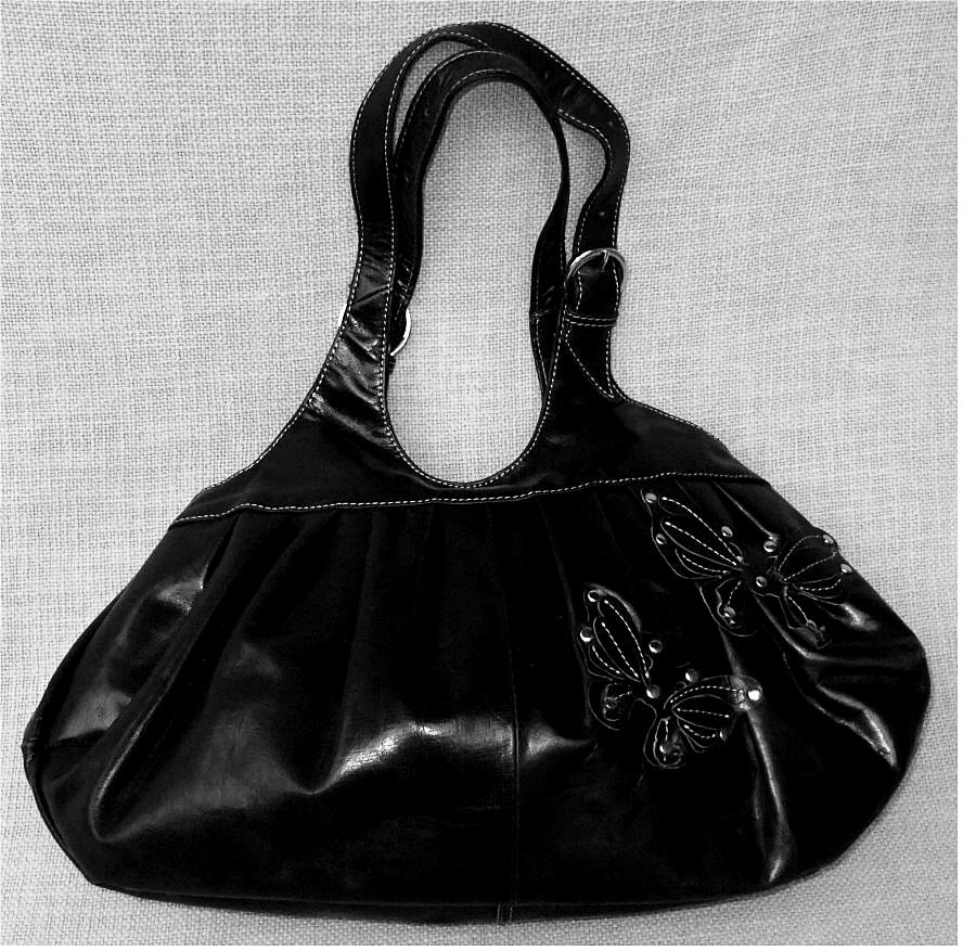 Leder-Handtasche mit Schmetteling Applikationen - schwarz
