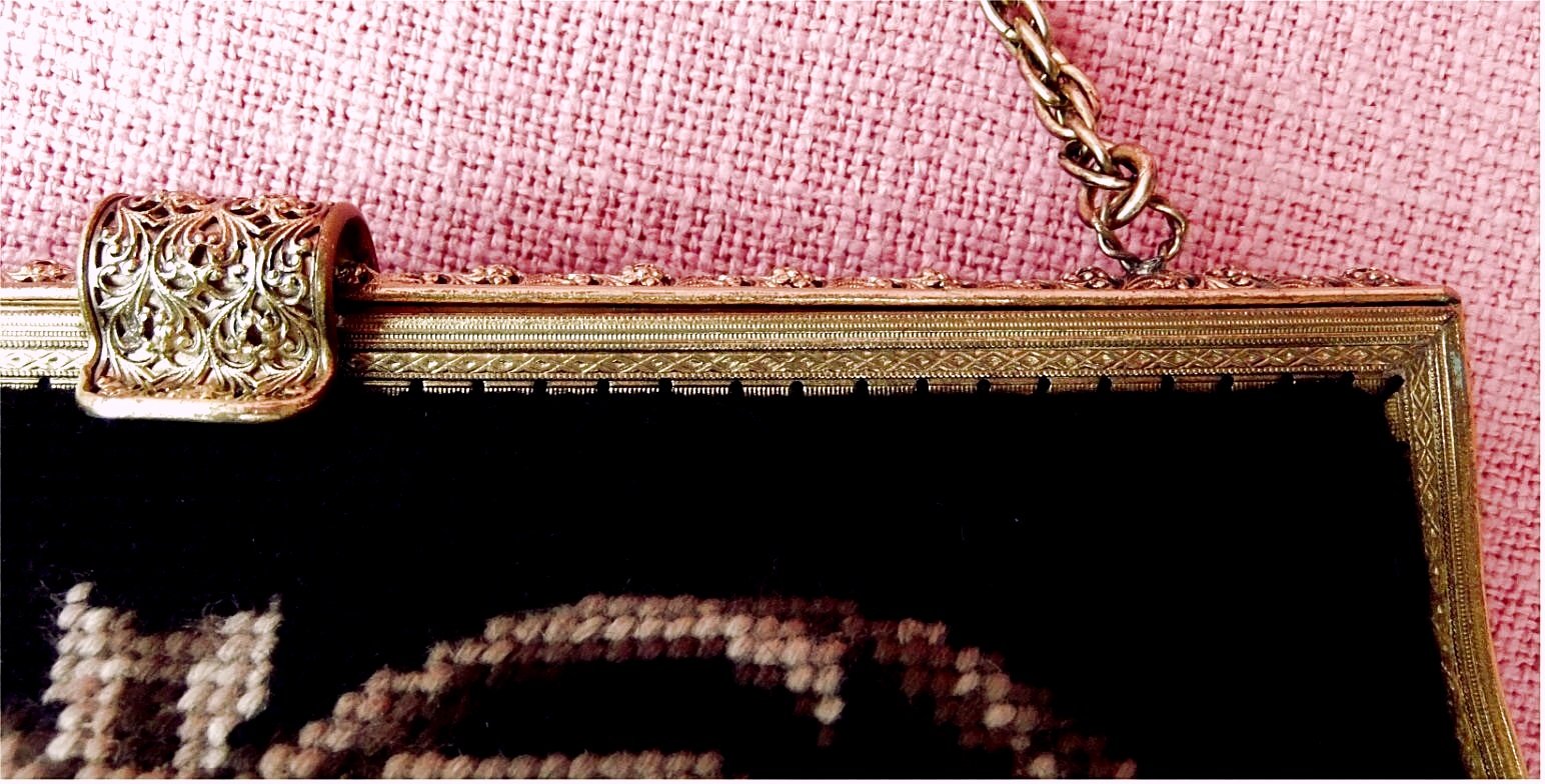 Gobelin Damentasche mit verzierter Messing-Verschlußleiste - Gobelin schwarz mit farbigem Blumenmotiv