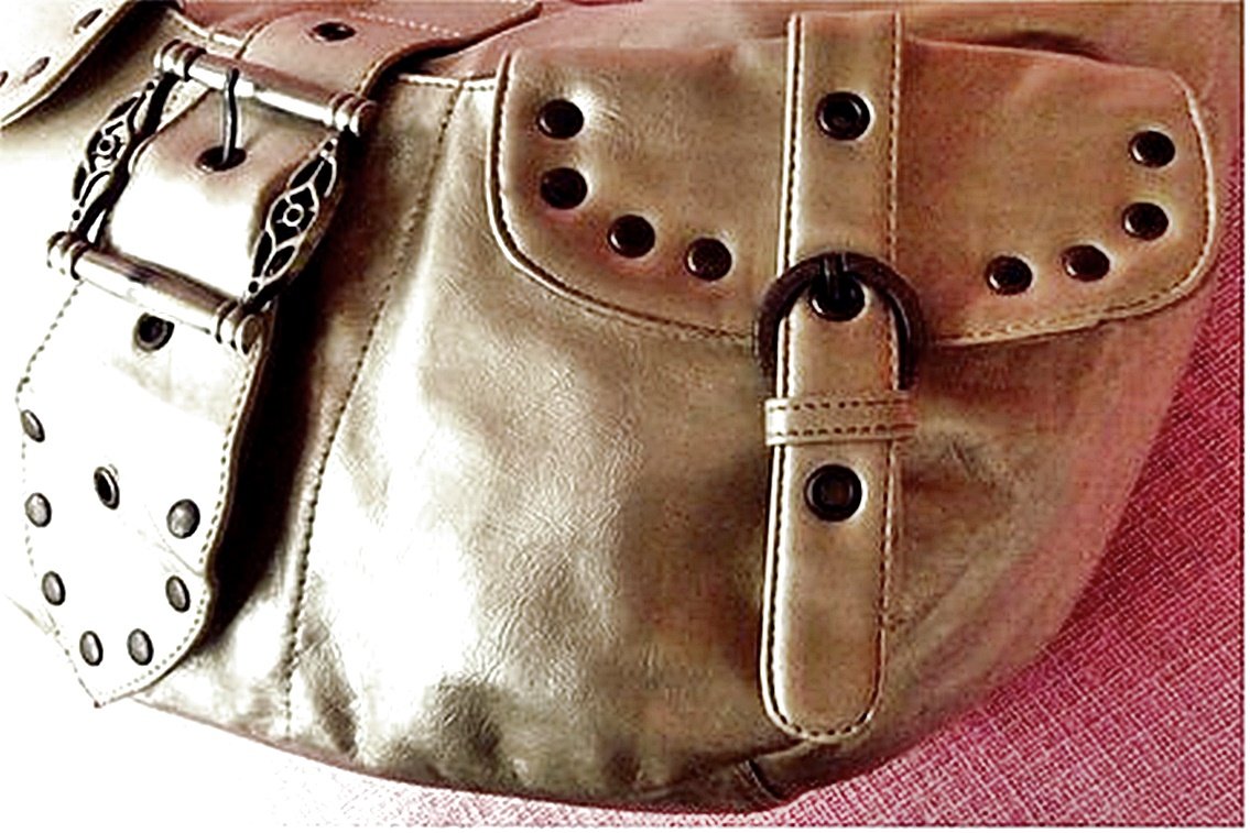 Damen-Handtasche hell goldfarbig - Mit vorderen Nieten- / Gurt-Applikationen - Aus Syntetik