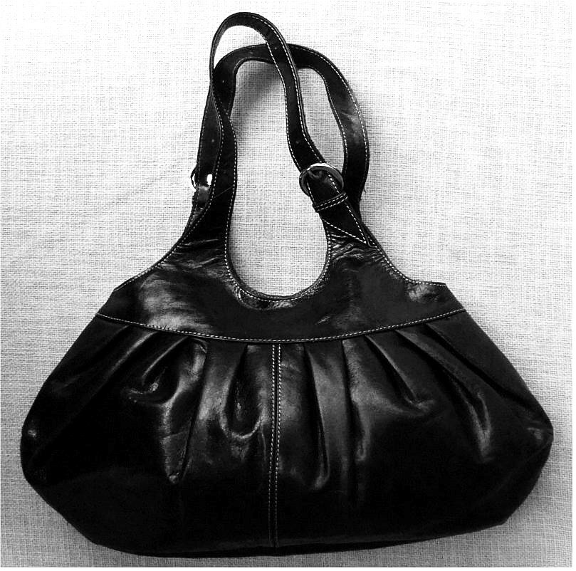 Leder-Handtasche mit Schmetteling Applikationen - schwarz