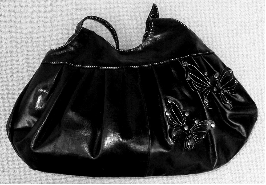 Leder-Handtasche mit Schmetteling Applikationen - schwarz