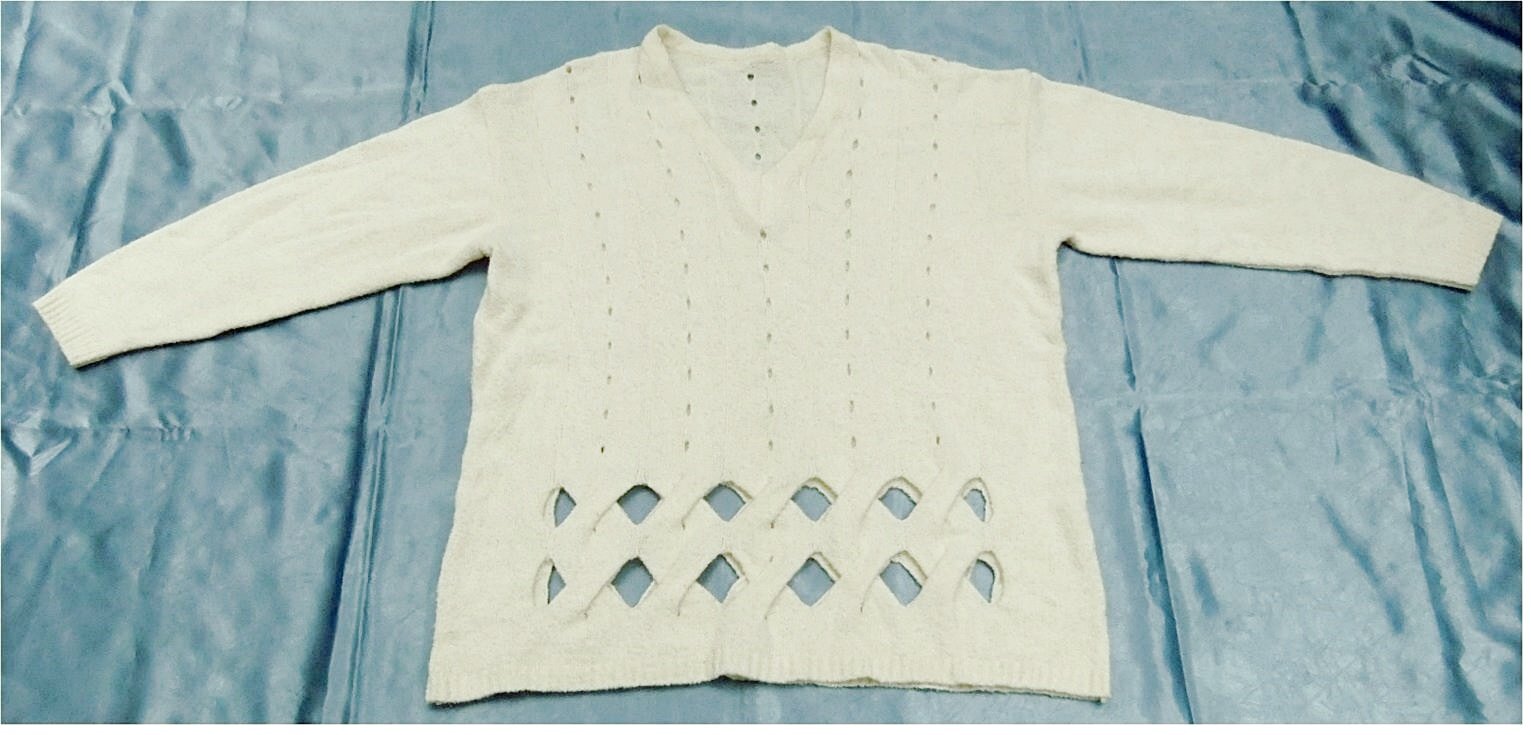 Pullover mit Lochlinien und geflechtete Rhomben-Ausschnitte im Unterbereich - Größe 44/46  