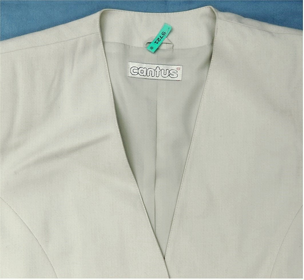 Damen Jacket / Jacke von cantus - Größe M - Im weißlich gräulich-grünlichen Stich