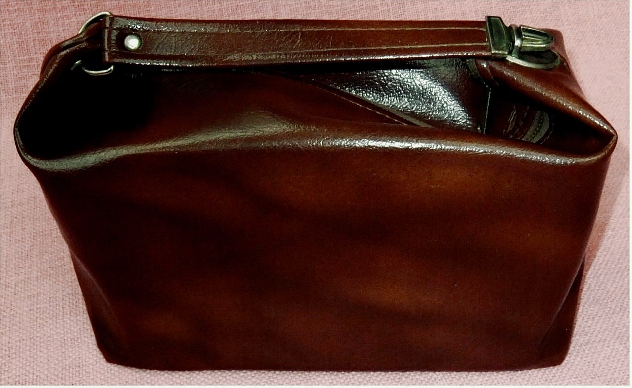 unbenutzter Kulturbeutel in braun - Kunstlederbezug  - Mit Schnappverschluß