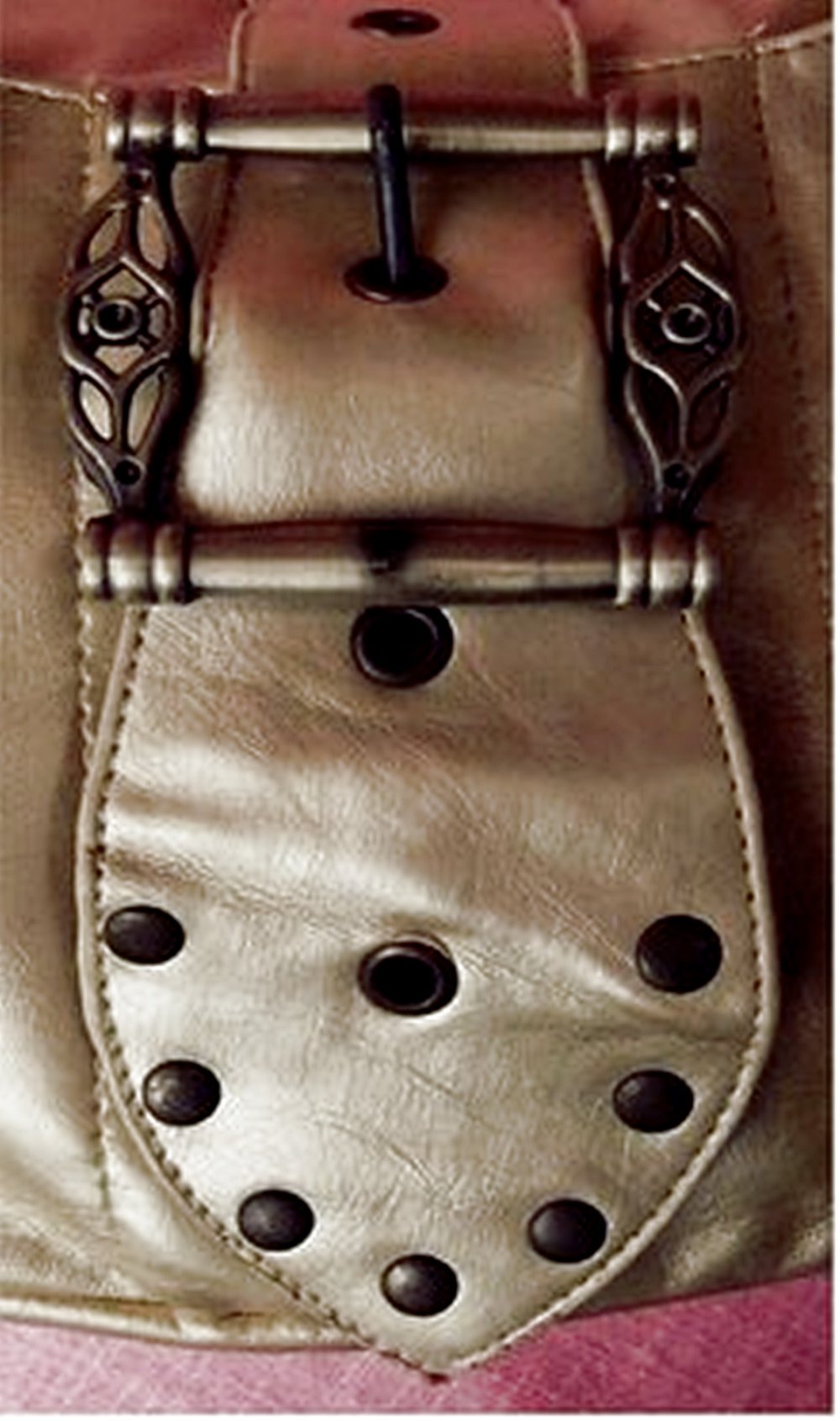 Damen-Handtasche hell goldfarbig - Mit vorderen Nieten- / Gurt-Applikationen - Aus Syntetik