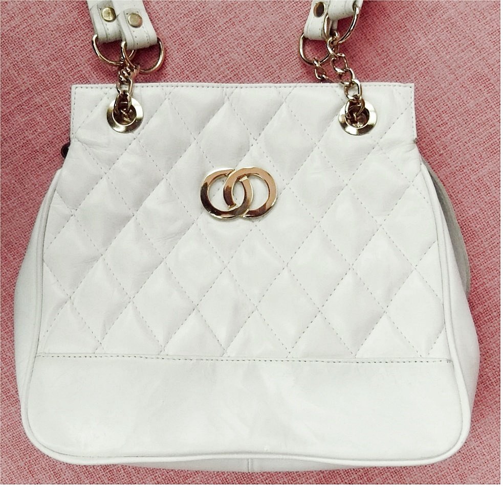 Vintage Leder-Handtasche aus den 1970er Jahren - weiß mit goldfarbigen Beschlägen