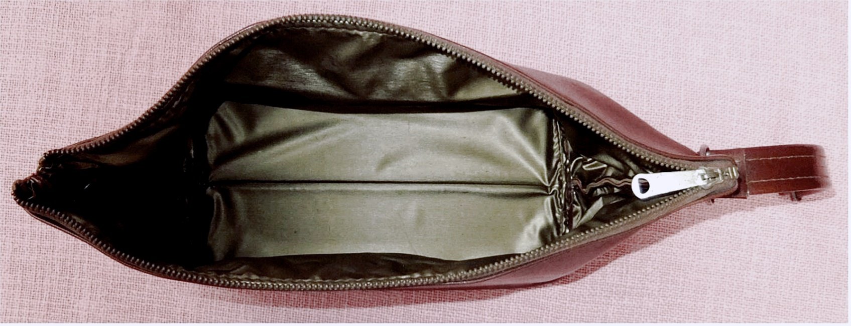 unbenutzter Kulturbeutel in braun - Kunstlederbezug  - Mit Schnappverschluß