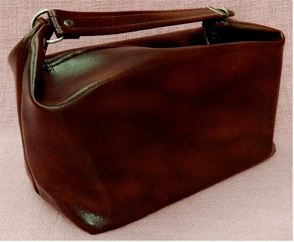 unbenutzter Kulturbeutel in braun - Kunstlederbezug  - Mit Schnappverschluß
