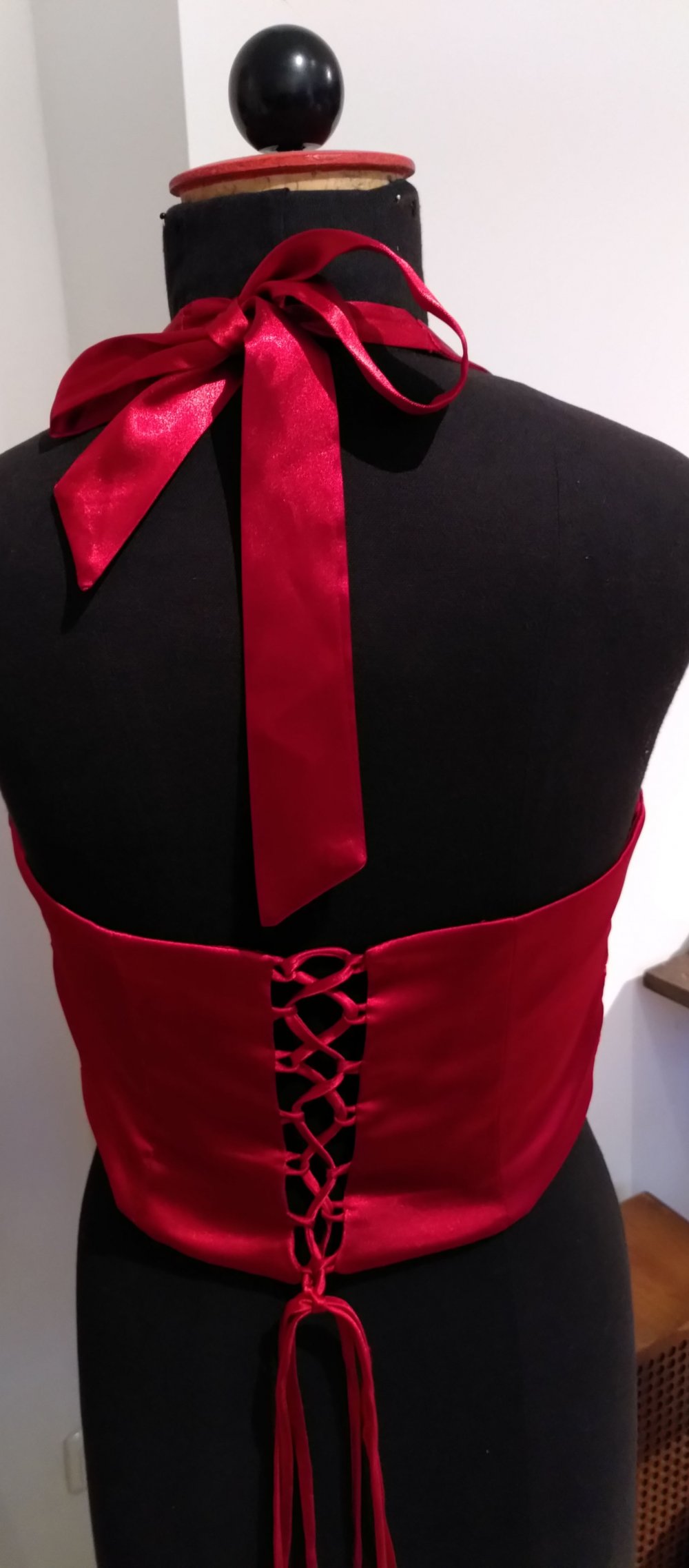 Rote Satincorsage mit Schnürung, Gr. 38-42