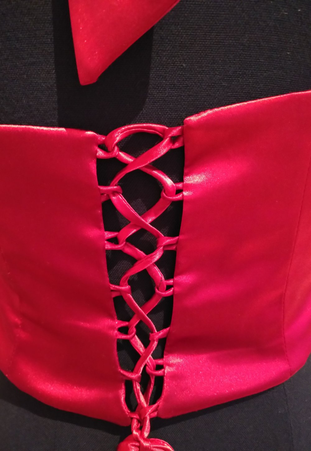Rote Satincorsage mit Schnürung, Gr. 38-42