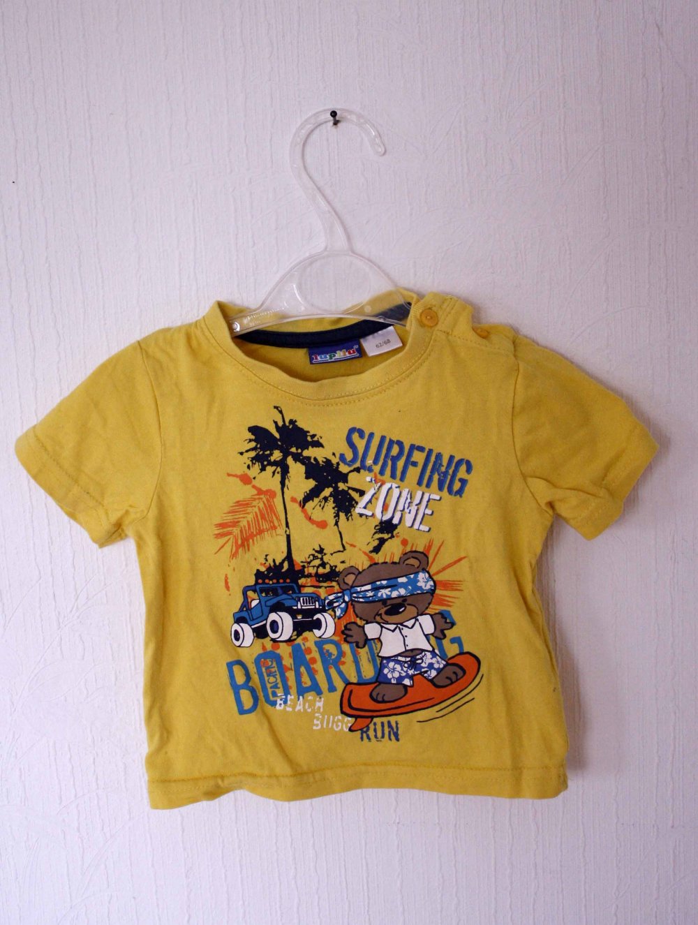 Hellgelbes T-Shirt mit Surf-Motiv