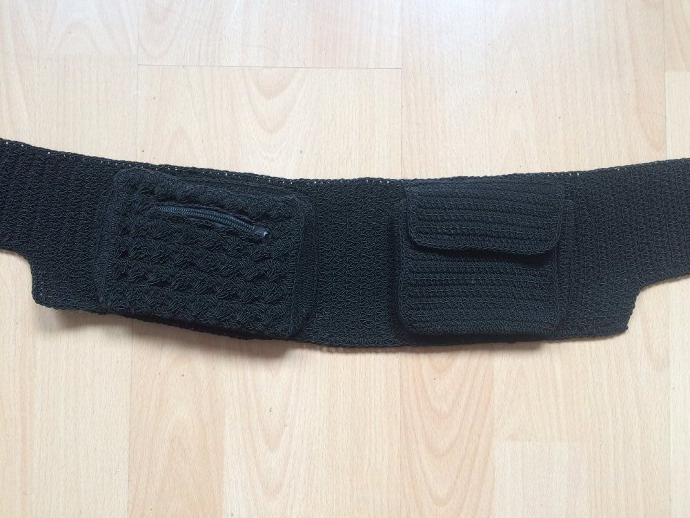 Schwarze Häkel-Bauchtasche mit Klettverschluss