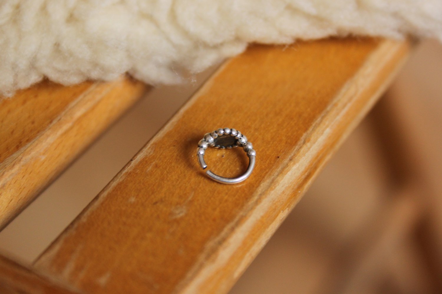 Versilberter Nostril Piercing Ring mit Steinchen