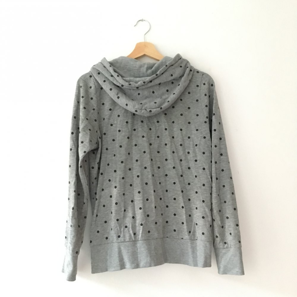 Hellgraue Sweatjacke mit schwarzen Pünktchen und Kapuze