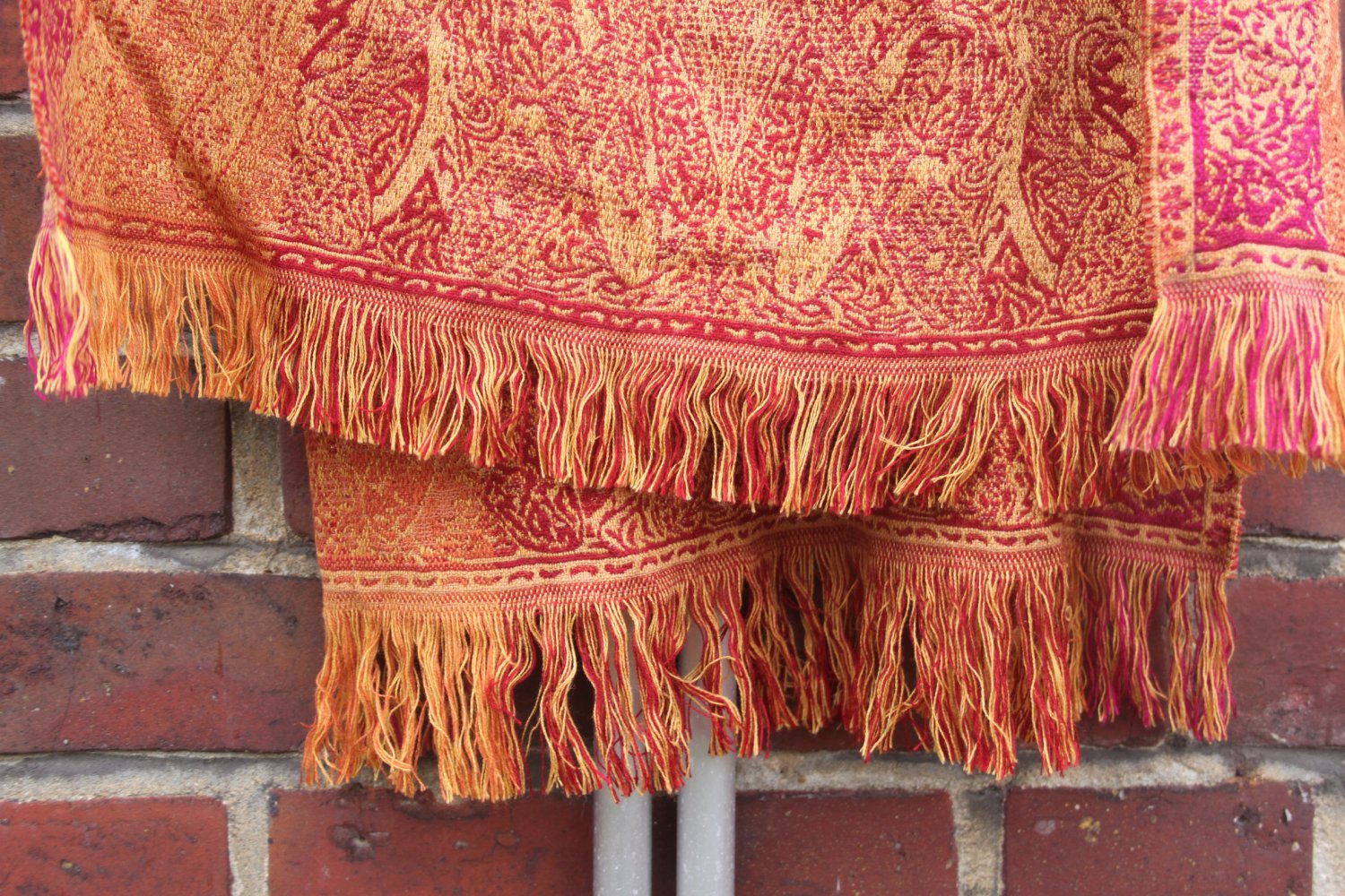 Wild gemustertes Tuch in Rot/Orange/Gelb