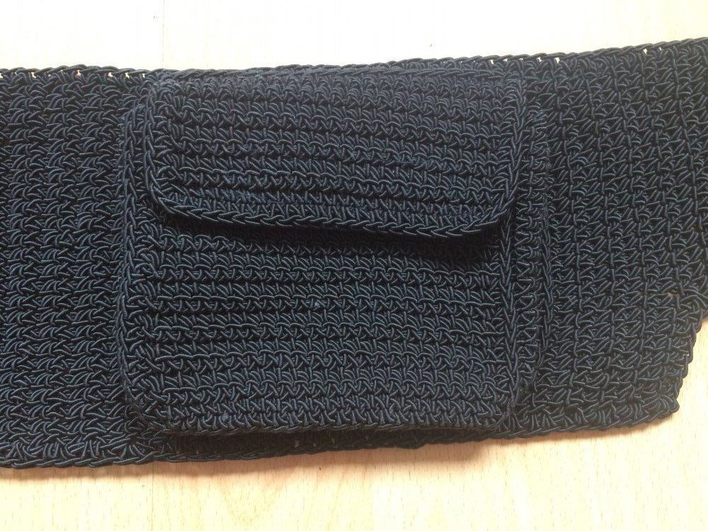 Schwarze Häkel-Bauchtasche mit Klettverschluss
