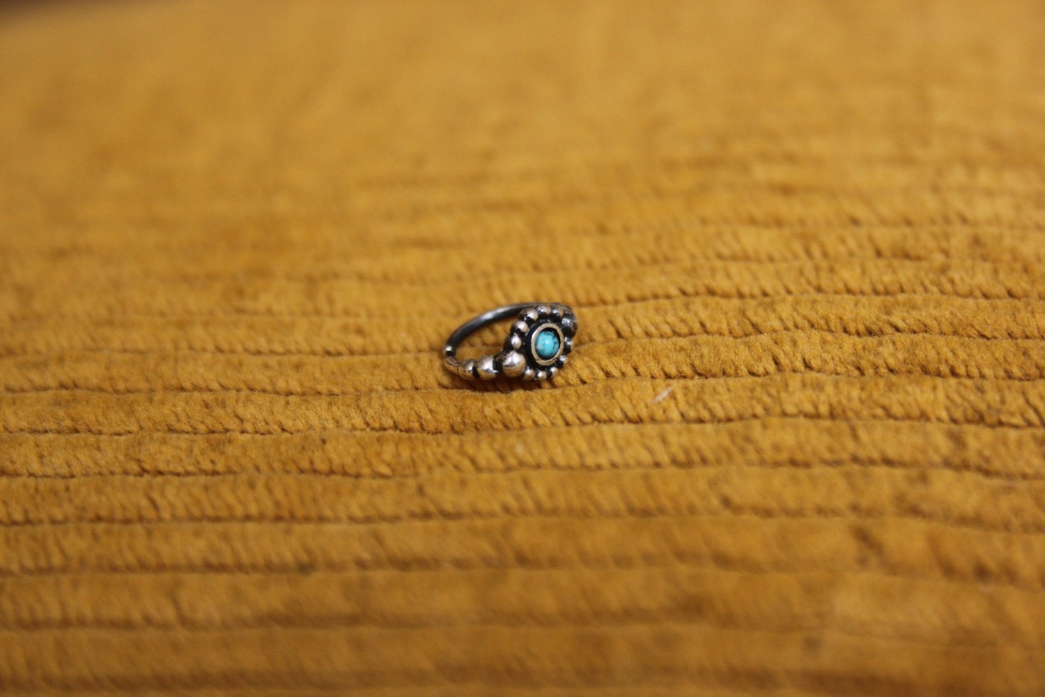 Versilberter Nostril Piercing Ring mit Steinchen