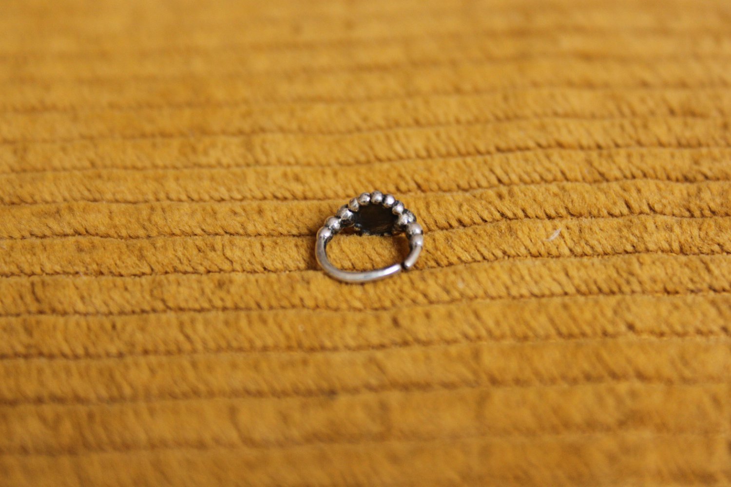 Versilberter Nostril Piercing Ring mit Steinchen