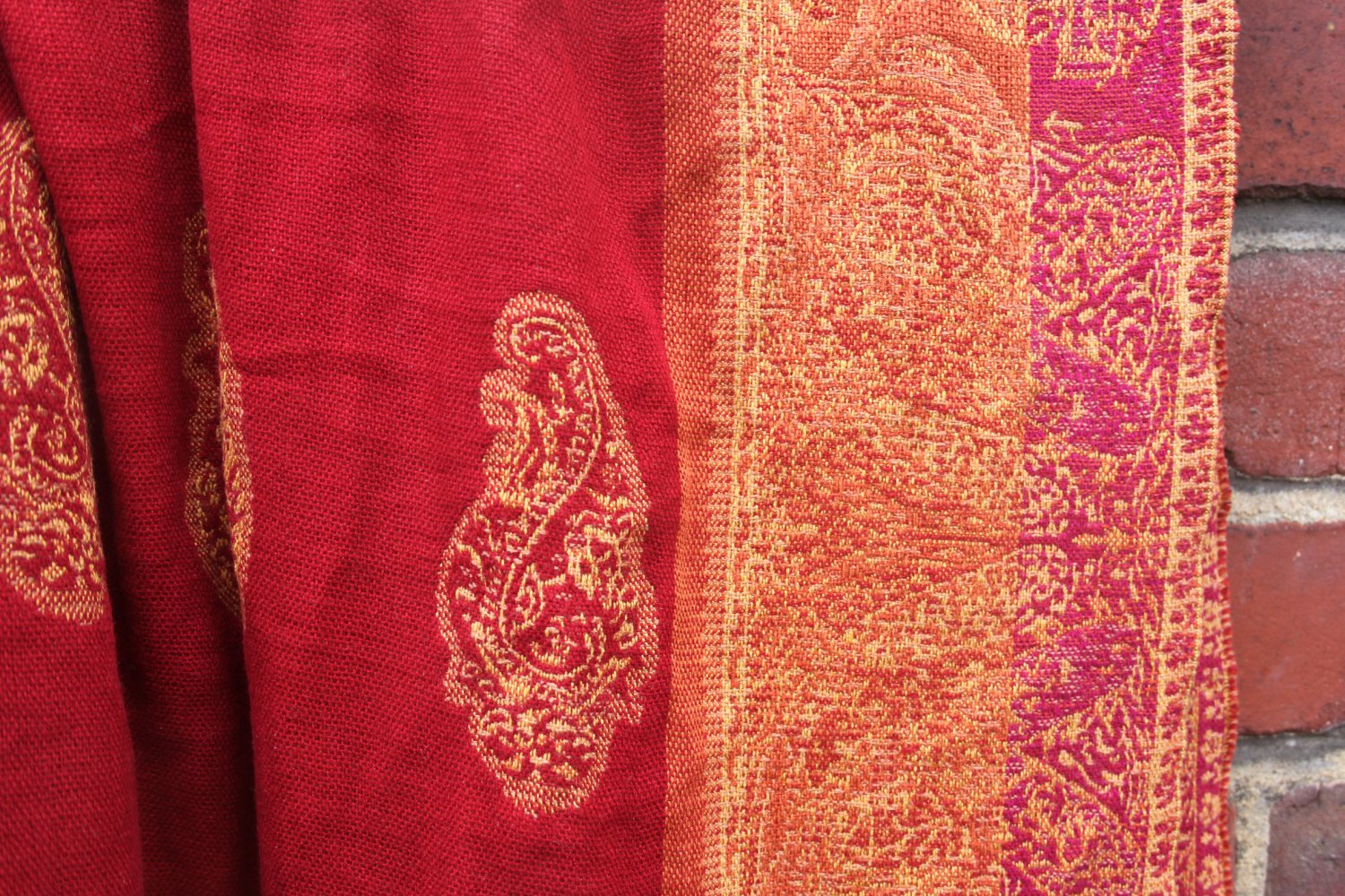 Wild gemustertes Tuch in Rot/Orange/Gelb