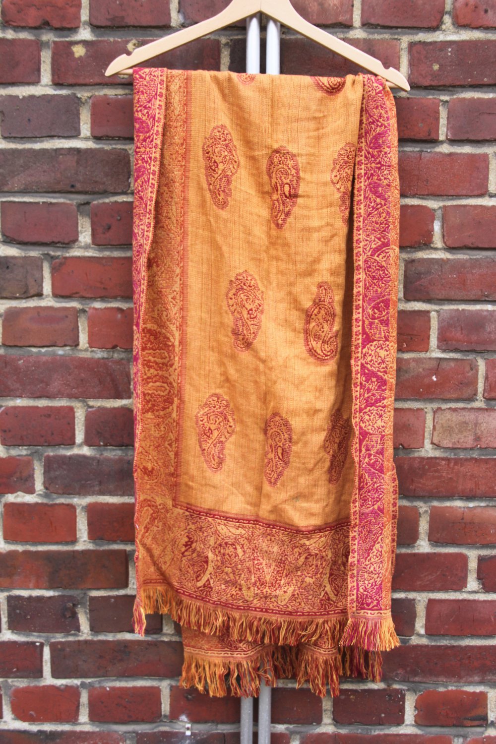 Wild gemustertes Tuch in Rot/Orange/Gelb