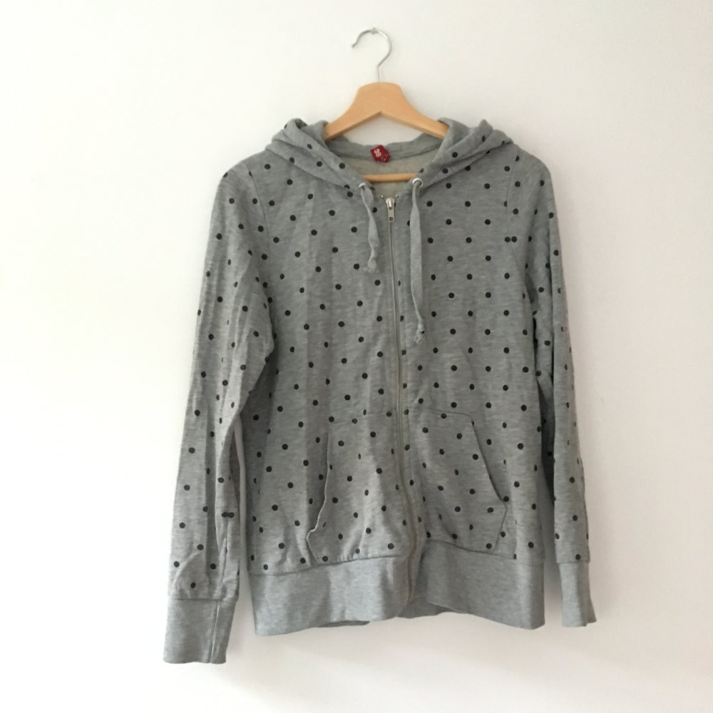 Hellgraue Sweatjacke mit schwarzen Pünktchen und Kapuze