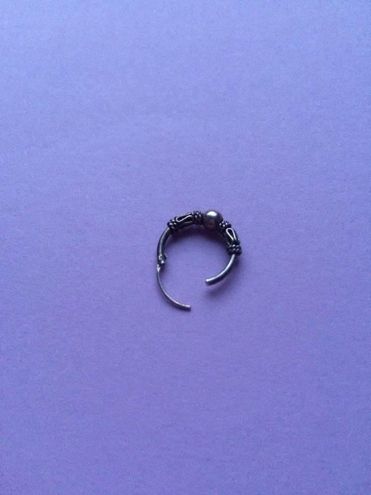 Multifunktionaler Piercing Ring mit ornamentalen Details