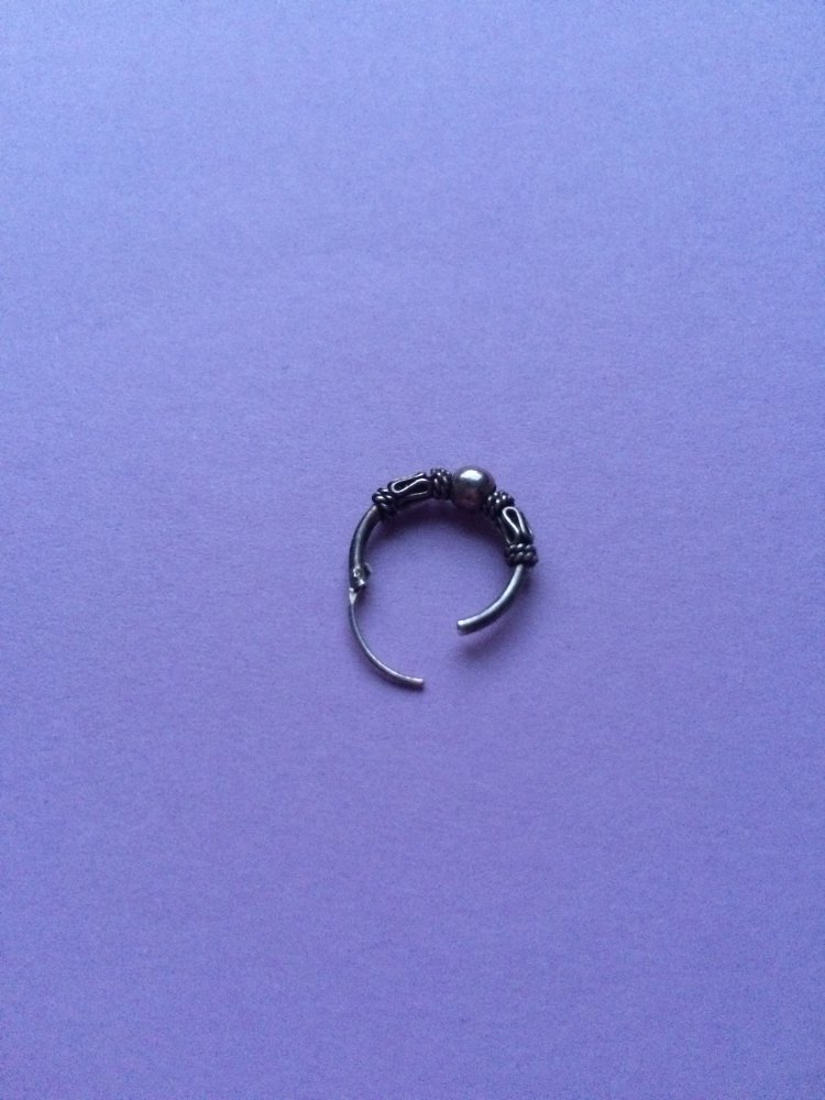Multifunktionaler Piercing Ring mit ornamentalen Details